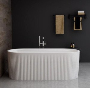 Baignoire-grande-salle-bain-blanche